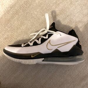 NIKE Lebron 17 Low White Metallic Gold